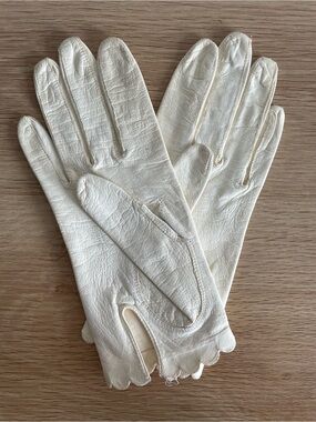 Vintage leather gloves silk lined 60s Sanger Harris cream bridal scalloped